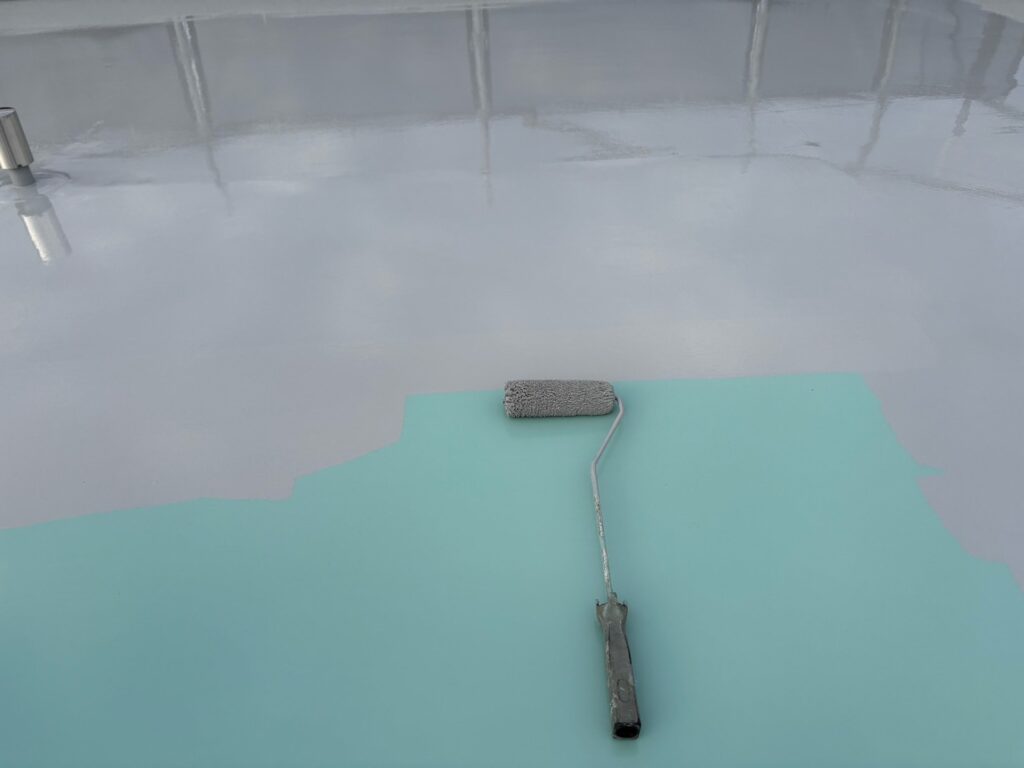 トップコート仕上げ<br />
ウレタンを保護するための最後の仕上げの塗装になります。